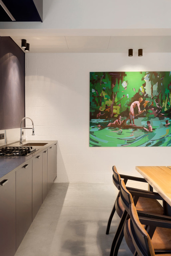 A BAUHAUS APARTMENT IN TEL AVIV GETS RENOVATED