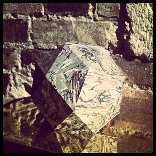 Instagram #marbr #gomtrie #facettes #marbre #reflet #papier
