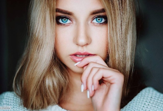 Elegant and Beauty Female Portraits by Evgeny Freyer
