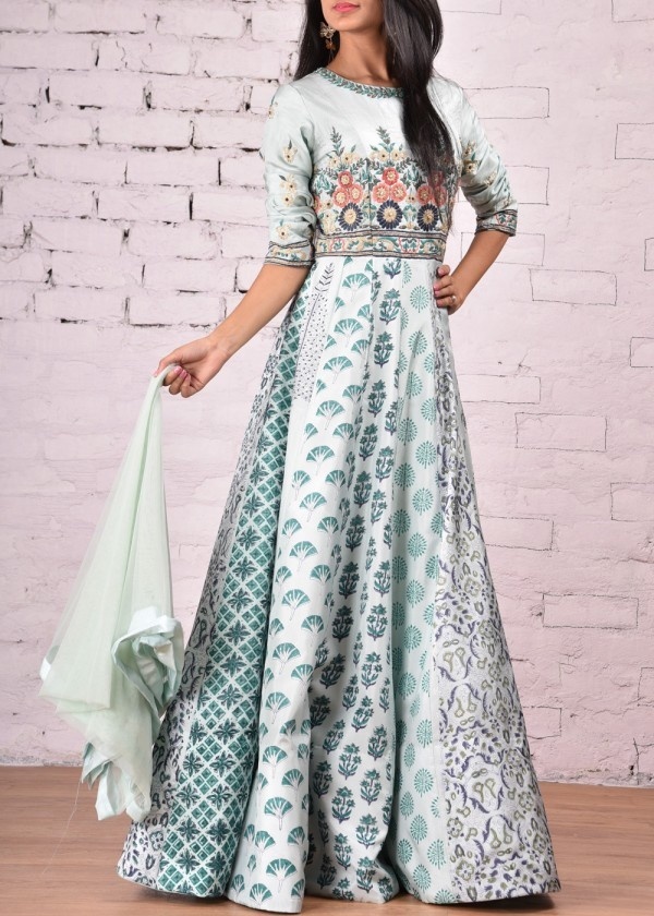 Vasansi Jaipur is an online designer store that is essentially well-suited in obliging the masses as it has a lovely combination of Indian s