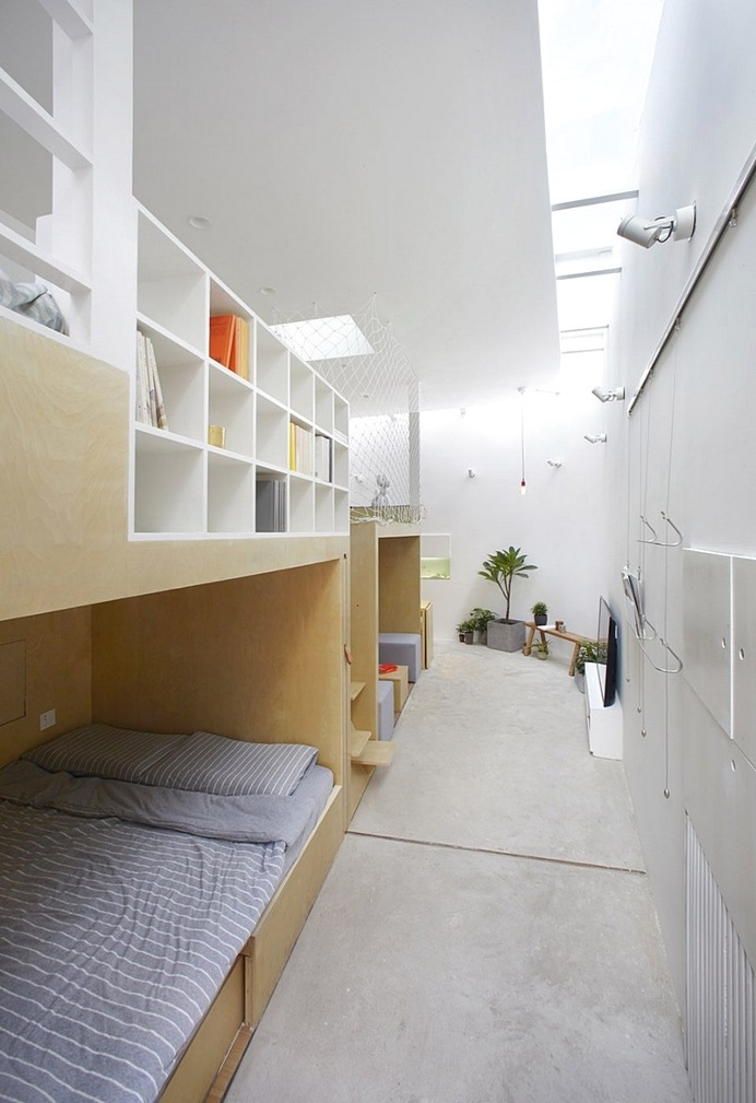 L-shaped House Composed of Wooden Boxes / B.L.U.E. Architecture