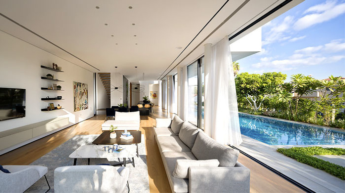 L-shaped House Completely Open To The Pool - InteriorZine