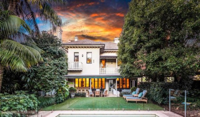Built in 1910 this luxury villa in Sydney offers stately accommodation of timeless class with attractive view of Sydney Harbour Opera House. Book with Villa Getaways