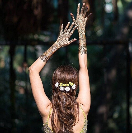 20+ Fun Bridal Mehndi Poses You Wouldn't Want to Miss...