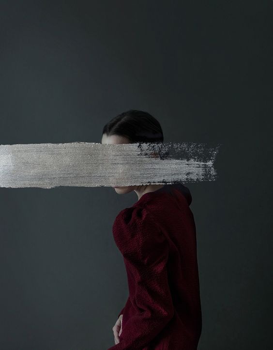 Spanish fine art photographer Andrea Torres Balaguer deconstructs the meaning of portrait photography with her faceless series 'The Unknown' and 'Moon'. "I think photographs should be provocative and not tell you what you already know. It takes no great powers or magic to reproduce somebody's face in a photograph," Duane Michals once said. When you look at Balaguer's photos, you can't help but think of Michals' influence. Balguer has spoken about her fascination with Michals' work, frequently ci