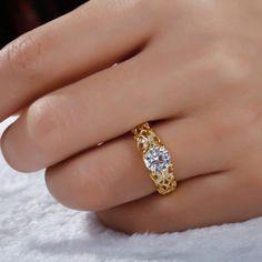 Stunning Sapphire and gold engagement ring