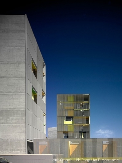 MGM arquitectos — Viviendas en el Monte Hacho — Immagine 2 di 10 — Europaconcorsi #concrete #architecture #facades