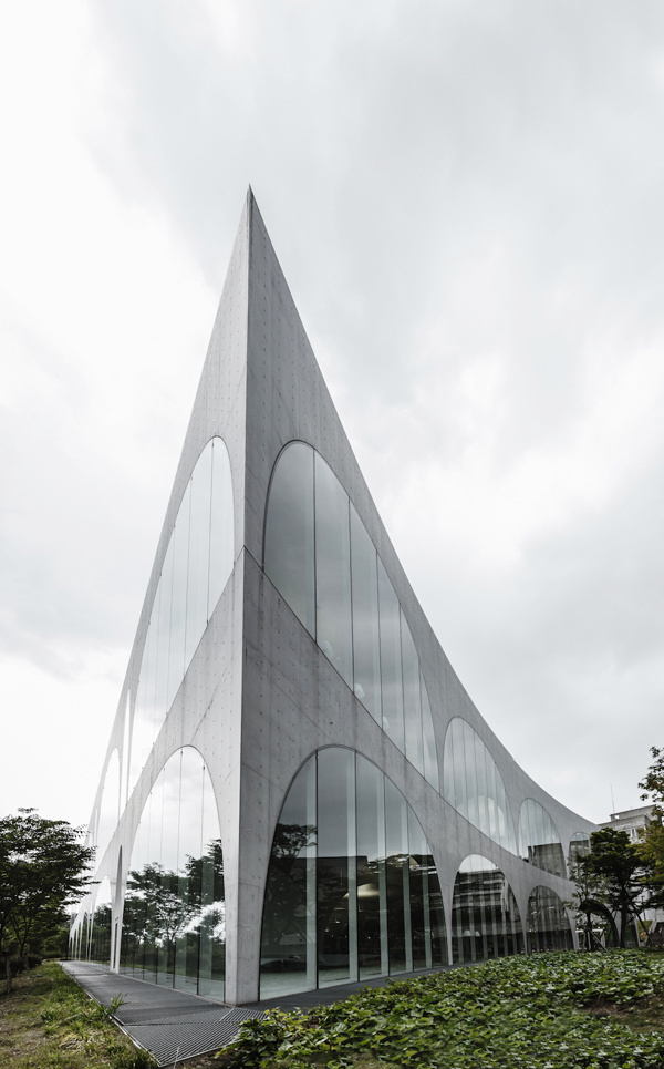 TAMA Art University Library, Hachioji City, Tokyo, Japan by Rasmus Hjortshøj