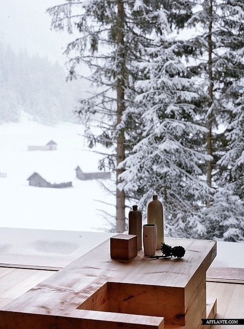 Winterhuis van hout #interior #bottels #wood #vessels #winter
