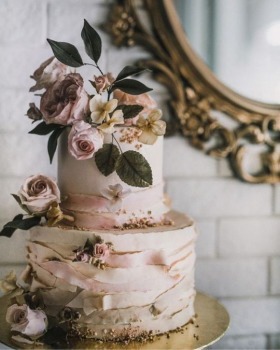Beautiful Floral Wedding Cake which will look so pretty on Wedding Ceremony. Check out more Wedding cake ideas to select the perfect one for your big day.
