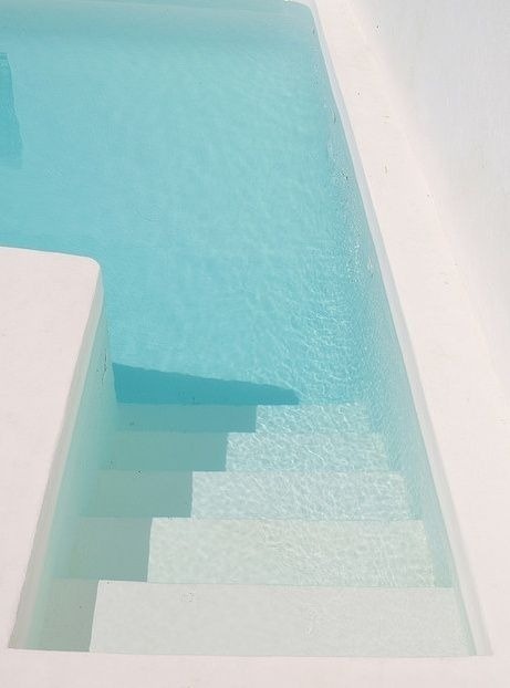 tumblr_n7fuvxqOUm1qhm0alo1_500 #pool #white #blue #water
