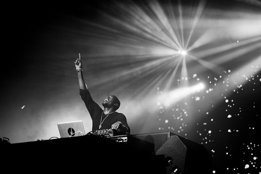 Concert Photography by Simon Grossi I Art Sponge #white #black #lotus #monochrome #flying #simon #photography #and #grossi #concert