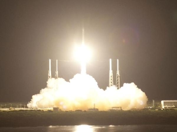 Falcon 9 lifts off #photography
