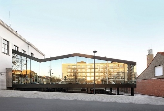 Architecture Photography: Bank Office / Dierendonck Blancke Architecten - Bank Office / Dierendonck blancke Architecten (215802) - ArchDaily #urbanism #architecture #reflection