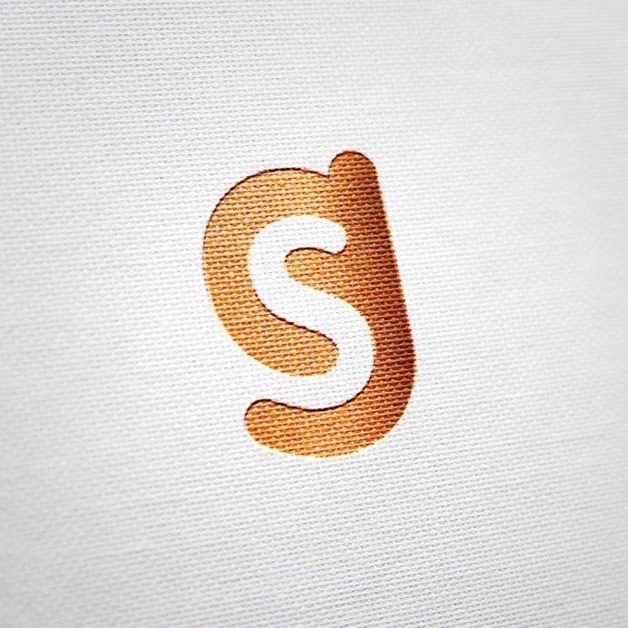 Negative space "G S"