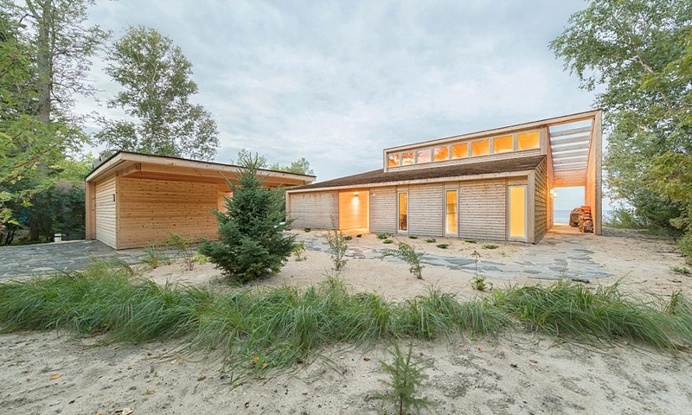 Wooden Beach Cottage by Cibinel Architecture