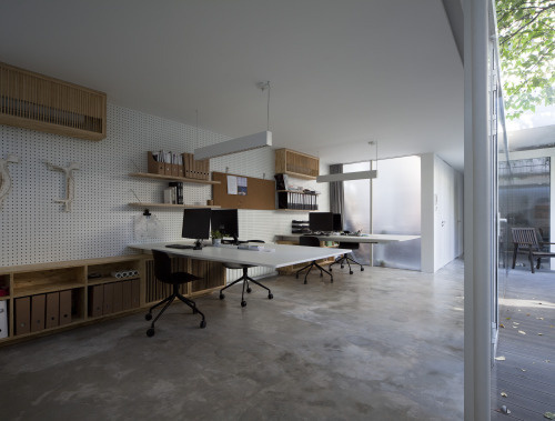 Office Around a Tree is a minimalist house located in Shanghai, China, designed by LUKSTUDIO. Valued moments in architecture are manifested #interior #office #furniture #architecture #shangai