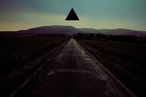 4106918320_e464cfc8f2_z.jpg (640×426) #photo #triangle #manipulation #geometric