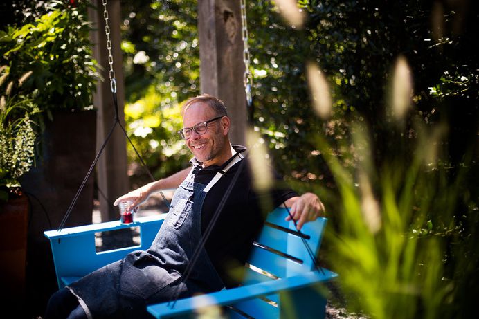 Alton Brown, Showman of Food TV, Pulls Back the Curtain - The New York Times
