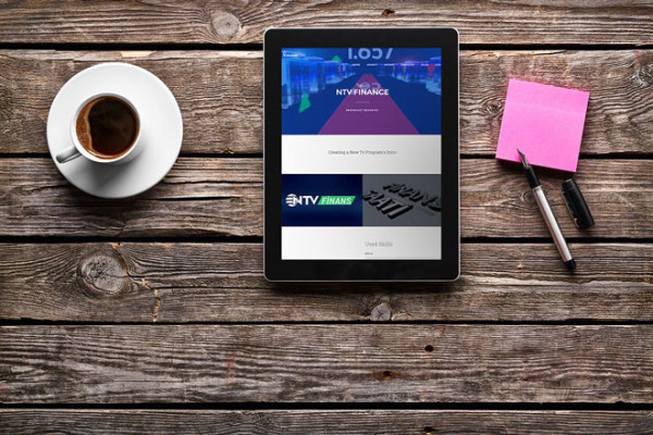Free Photorealistic iPad Tablet Mockup PSD