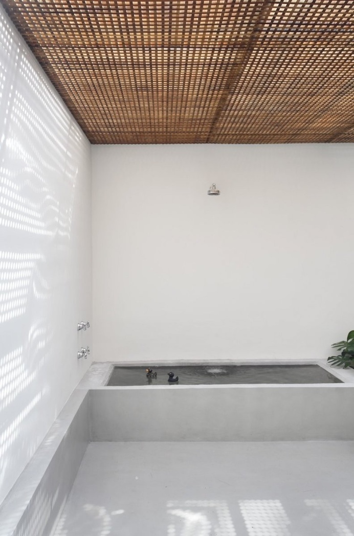 Bathroom with mashrabiya ceiling. GT House by Studio Guilherme Torres. © MCA Estúdio. #bathroom #mashrabiya #bathtub