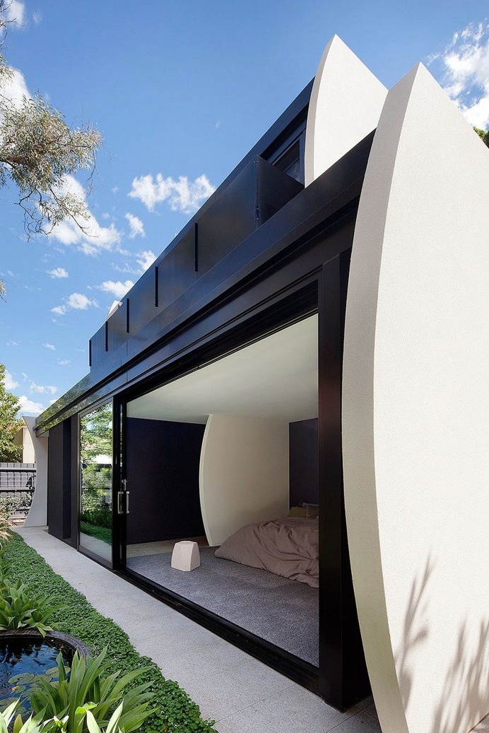 Unconventional House With Elliptical-Shaped Walls That Create New Spatial Perspectives 16