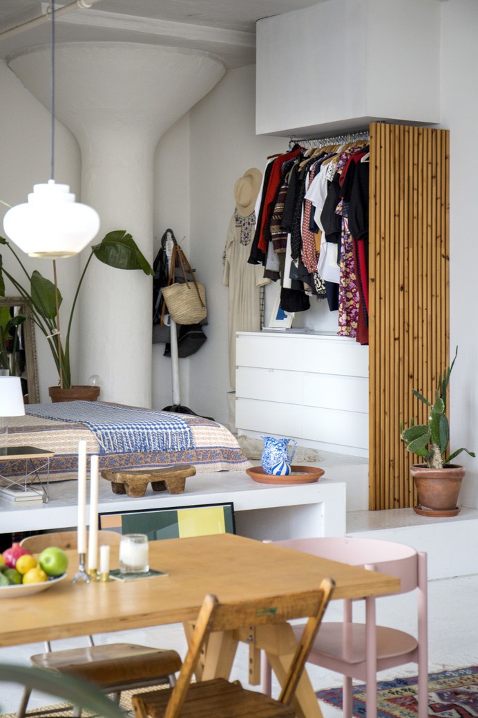 Really Great Ideas for White Walls Apartment Decorating