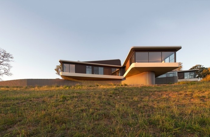 Modern Countryside House with Unique Views of the Meadows in Australia #architecture #modern
