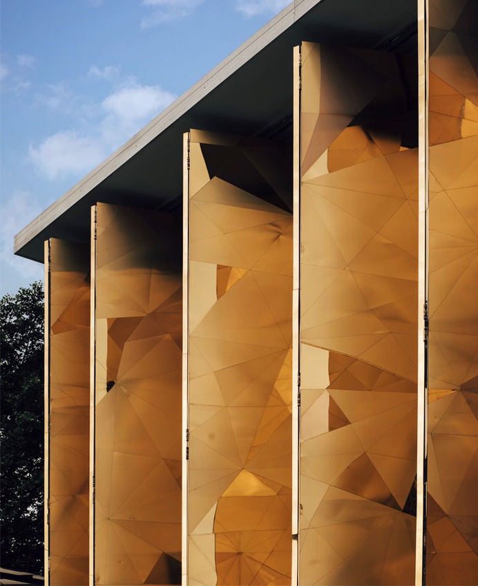 Mantab Workplace Gleaming with Gold-Copper Facade - InteriorZine