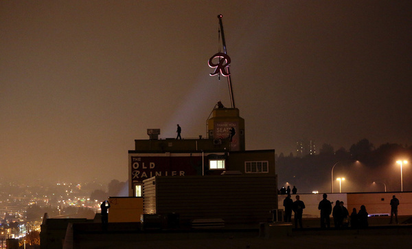 Iconic Rainier "R" back on top | Picture This | The Seattle Times #beer #seattle #architecture #signage #rainier #neon