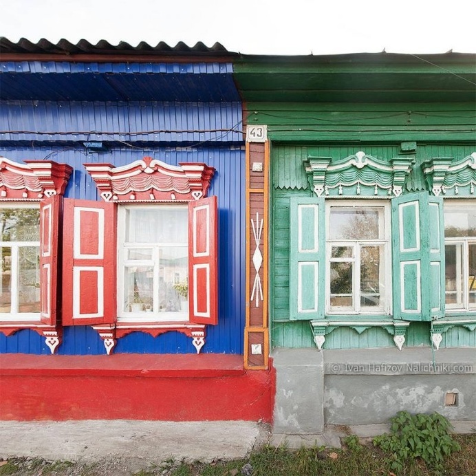 Ivan Khafizov Captures The Beauty of Russian Hand-Carved Wooden Window Frames