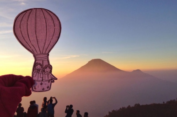 This Traveling Couple Replaces Selfies With Adorable Doodle Caricatures