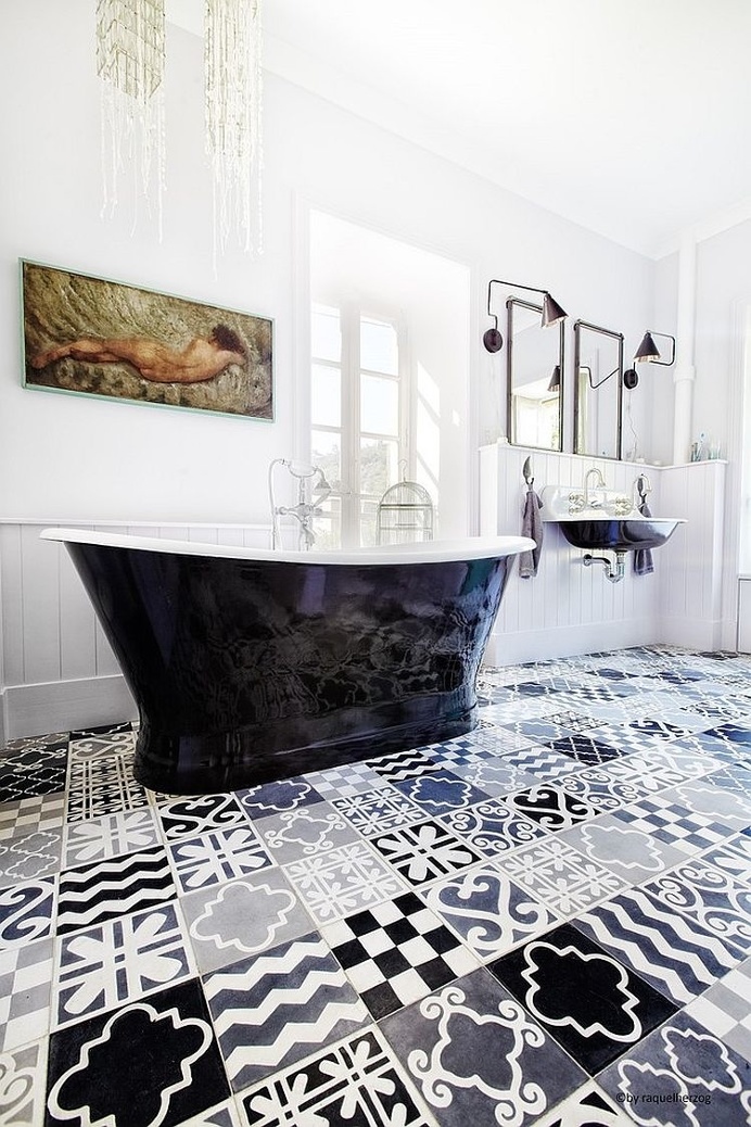 Original vintage bathroom with patchwork pavements #vintage #bathroom #patchwork #pavements #bagno #pavimenti