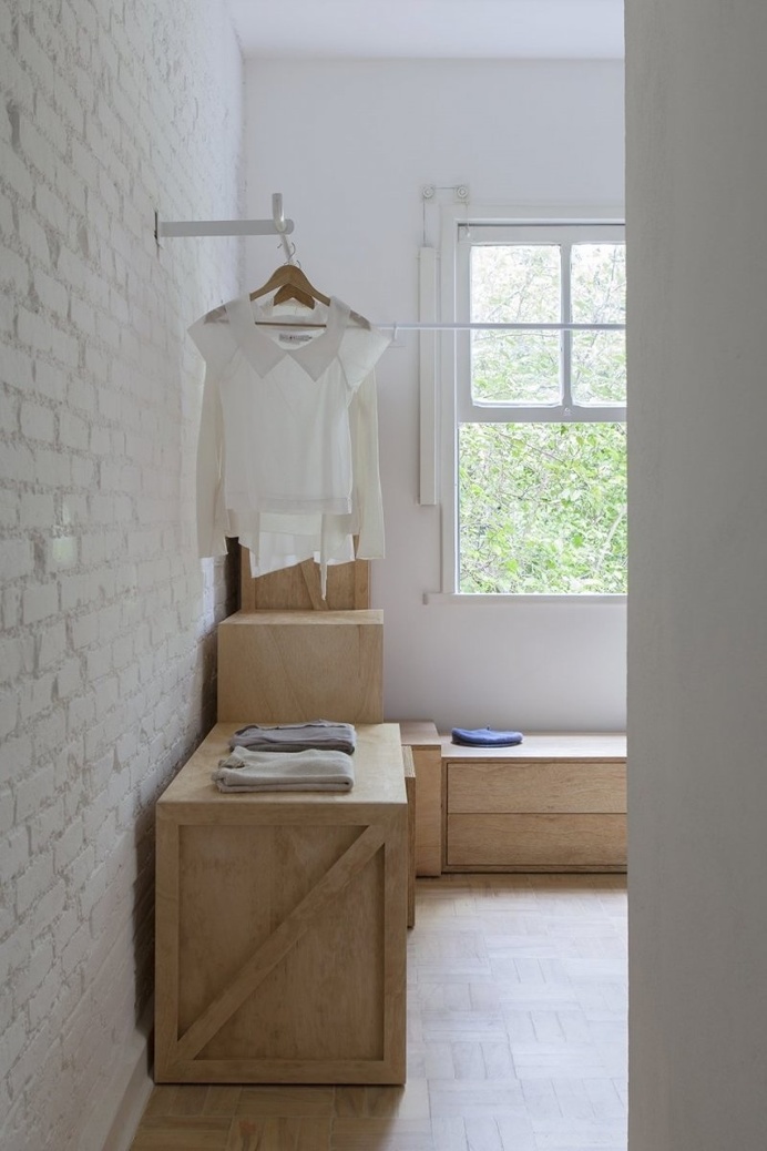 Walk-in closet using plywood boxes. Ap Cobogó by Alan Chu. © Djan Chu. #closet #walkincloset #plywood