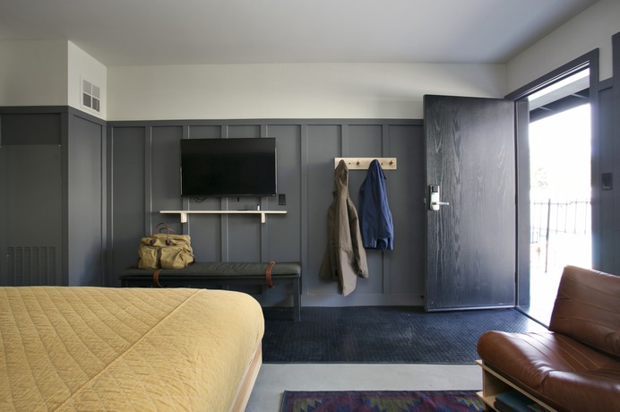 coachman-hotel-guest-room-gray-walls