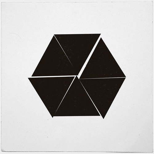 #310 Untidy hexagon – A new minimal geometric composition each day