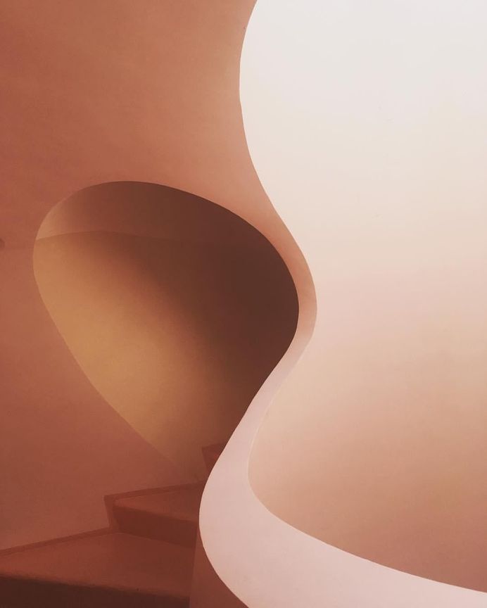 Curves at the "Palais des Bulles" in France 🇫🇷 by @geraldine.chevrolet #fubiz #photography #art #inspiration #design Mention @fubiz if you want to be featured on our Instagram