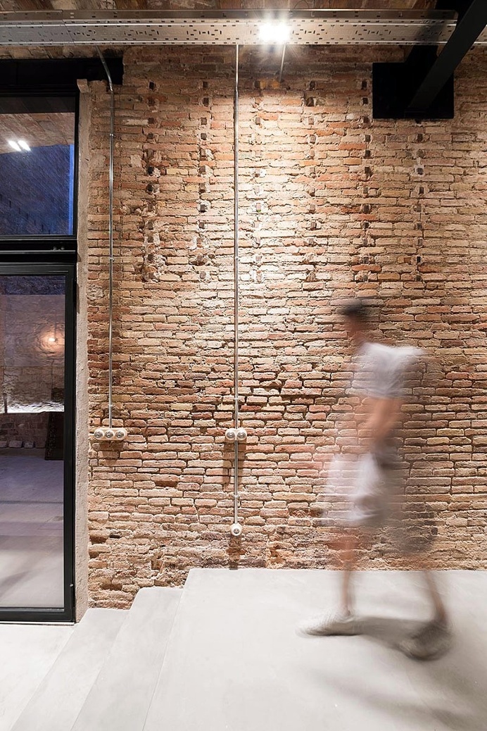 FFWD Arquitectes Turned an Old Carpentry Workshop in Industrial Loft