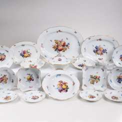 Extensive Meissen dinner service with fruit painting. #Sets #Teasets #Porcelainsets #Antiqueplates #Plates #Wallplates #Figures #Porcelainfigurines #porcelain
