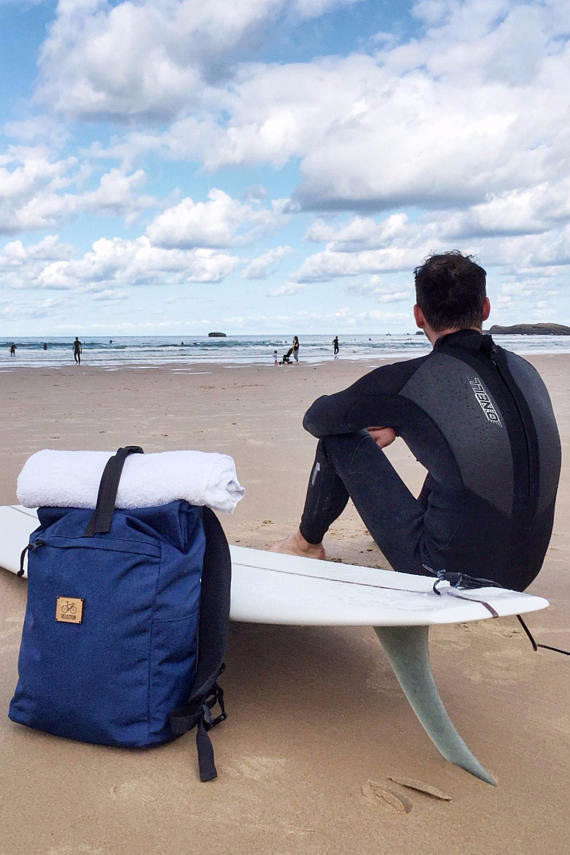 Rolltop backpack Mitte and surfer in Biaritz, France