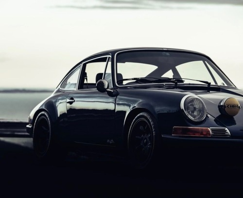 TOP DEAD CENTERED - utwo: 911 O U T L A W @ T.Walk