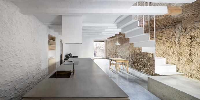 Reform of a House Between Walls by DATAAE