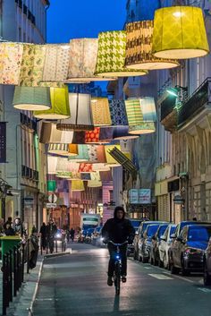 La rue du mail ornée de lanternes géantes à l'occasion de Paris Déco Off