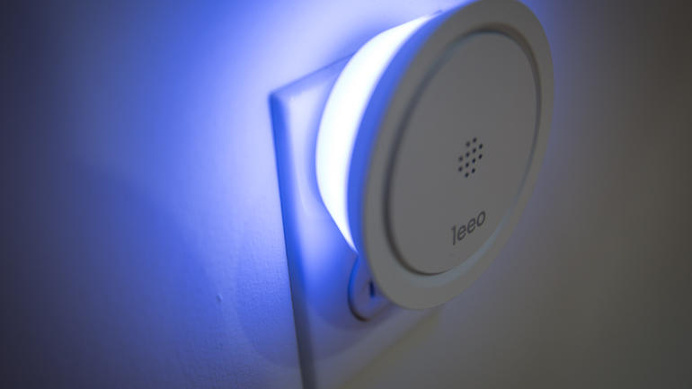 The Smart Alert Nightlight is a plug-in alarm that monitors your smoke and carbon monoxide alarms and alerts you via your smartphone if some #modern #design #product #productdesign #industrialdesign #technology