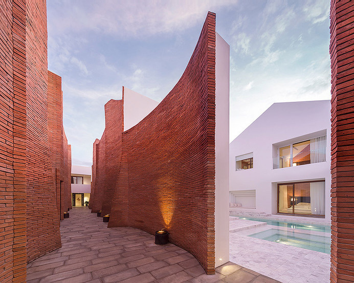 onion sala ayutthaya boutique hotel curved brick walls white geometries thailand designboom #pool
