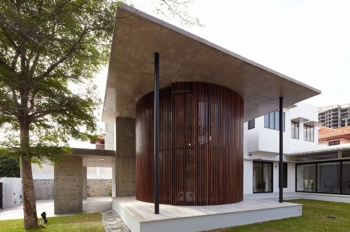 Malaysian Bungalow Turned into a Modern Residence: the Voila House #architecture #bungalow #modern