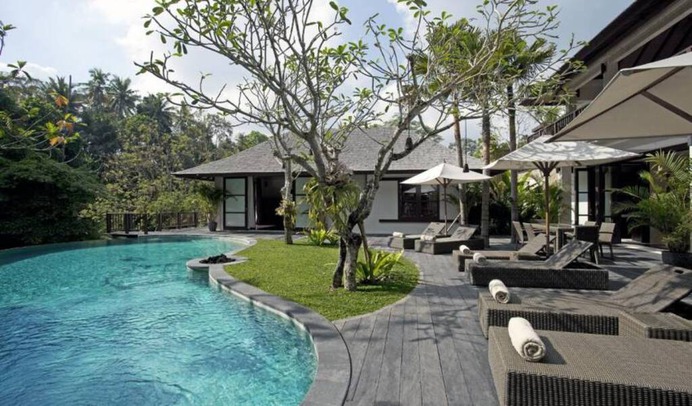 The elegant, 4 bedroom Villa Iskandar is a riverside shelter feature modern architecture and Chinese-themed interiors beside a beautiful backdrop of towering jungle trees. Book with Villa Getaways.