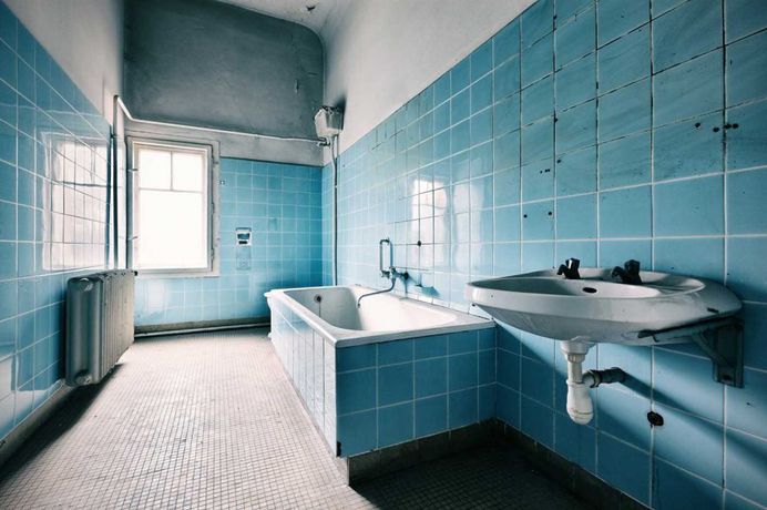 Decaying Bathrooms: Abandoned Photography by Ralph Graef