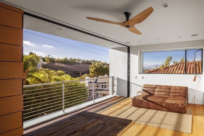 Acacia House: residence with a lounge arranged on the rooftop