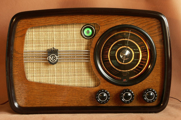 v557_1.jpg (1100×733) #radio #vintage